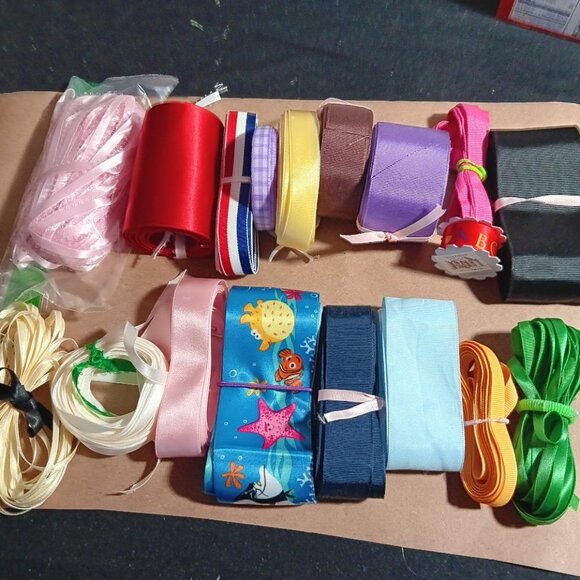 85 yards and 21" satin and grosgrain ribbons - Picture 1 of 4